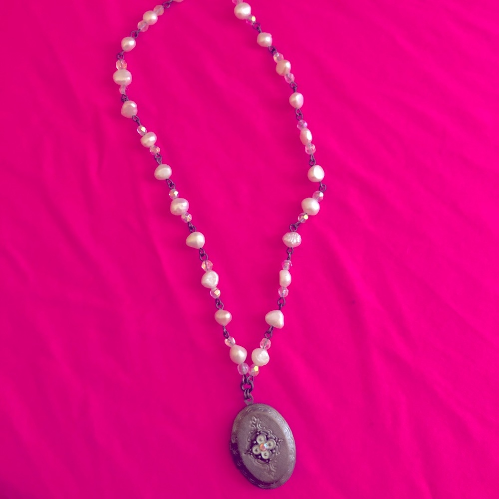 Vintage  Pearl/ gold Locket Necklace ❤️